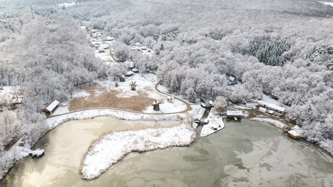 384 Vedere panoramică a Muzeul ASTRA cu castele tradiționale românești acoperite de zăpadă în timpul sărbătorilor.