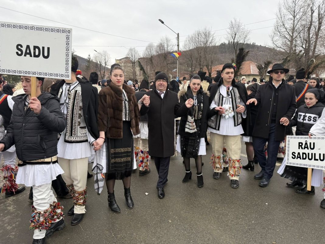 381 Ceremonie tradițională a junilor sălișteni, cu participanți în costume populare