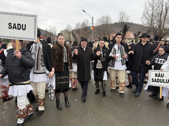 Ceremonie tradițională a junilor sălișteni, cu participanți în costume populare