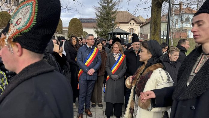 Daniela Cîmpean discută despre tradiția junilor ca pilon al identității județului Sibiu.