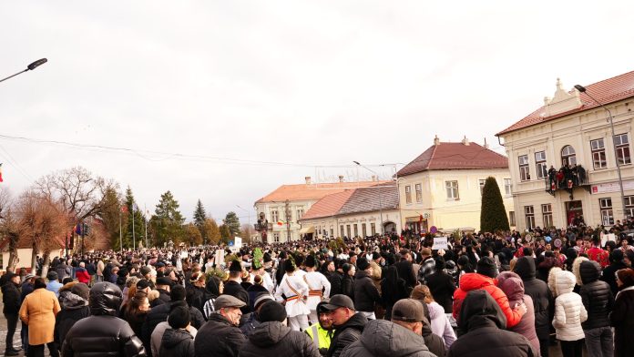 Jun în costum de săliștean stând solemn, prezentând detaliile bogate ale veșmintelor tradiționale