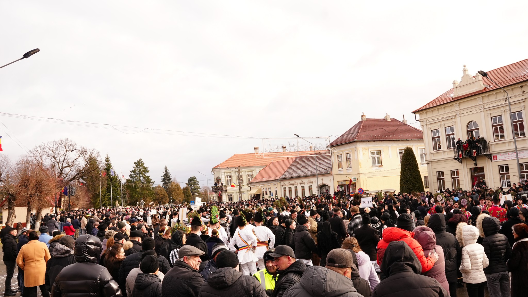 Jun în costum de săliștean stând solemn, prezentând detaliile bogate ale veșmintelor tradiționale