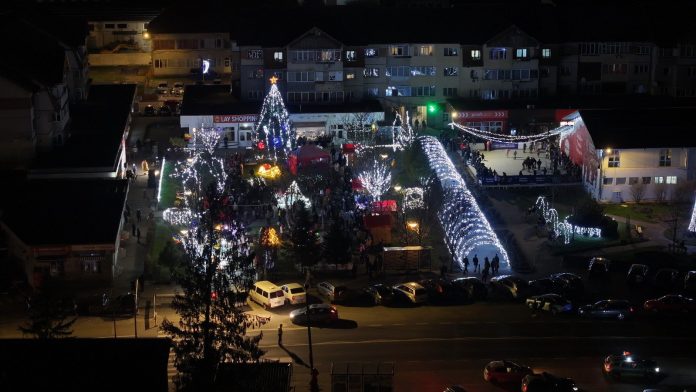 Vedere panoramică asupra orașului Tălmaciu decorat cu iluminat festiv de sărbători