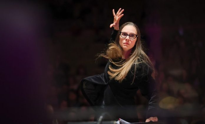 Dirijoarea Simona Strungaru la pupitrul Filarmonicii de Stat Sibiu înainte de Concertul de Anul Nou