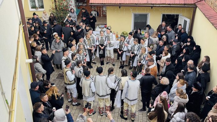 Bătrân din Sadu povestind despre tradițiile de iarnă în comunitate