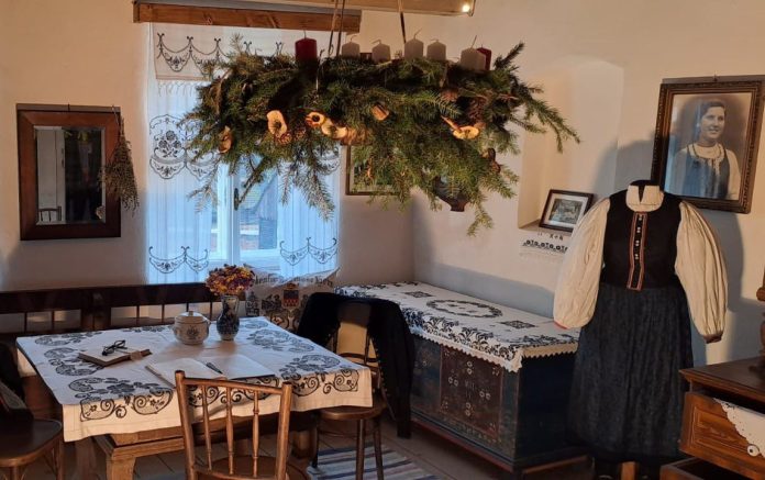 Colindători în costume populare săsești, purtând stea de Advent în noaptea de iarnă