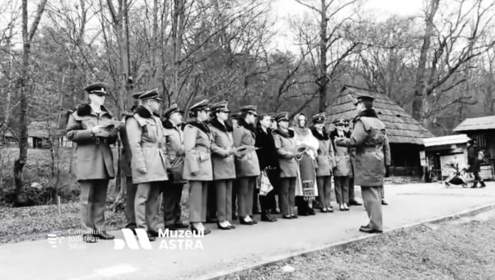Colindători în costume tradiționale românești, interpretând colinde la Muzeul ASTRA din Sibiu