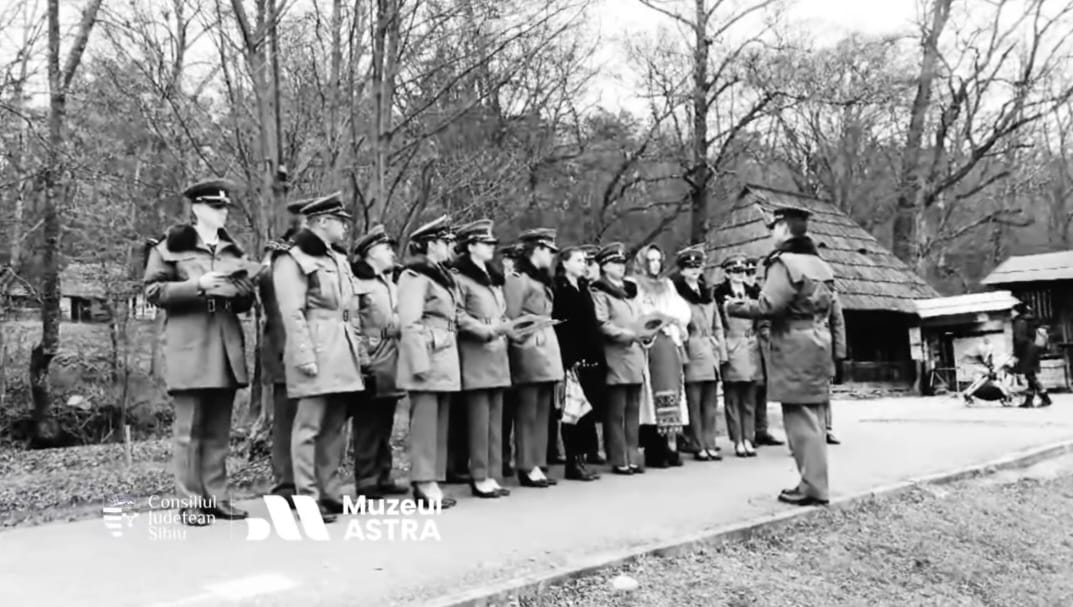 Colindători în costume tradiționale românești, interpretând colinde la Muzeul ASTRA din Sibiu