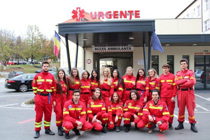 Vizionarea generală a noului manechin de simulare medicală în sala de training din spitalul din Sibiu.
