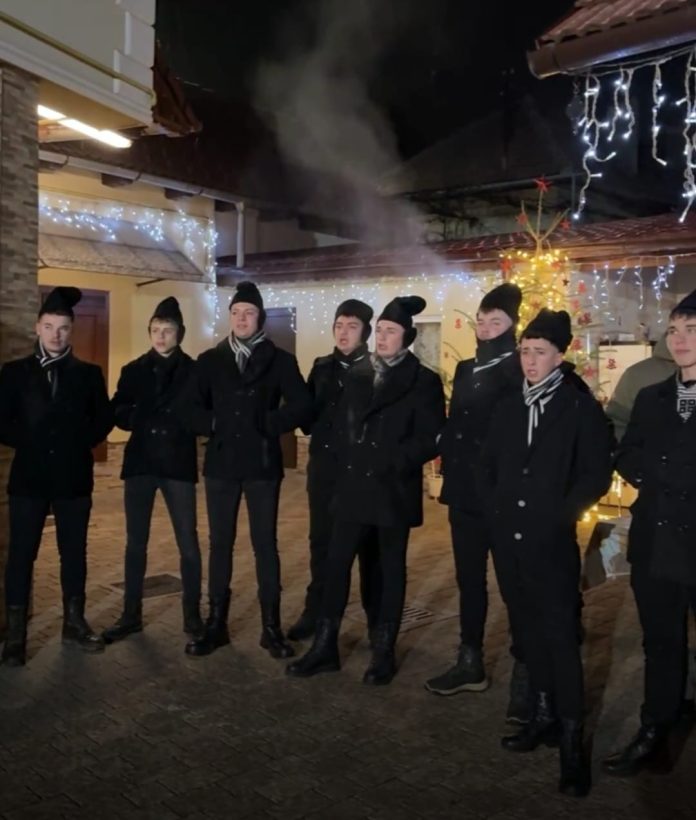 Primul cântec al Cetei Junilor răsună odată cu plecatul la lemn, o tradiție de dimineață