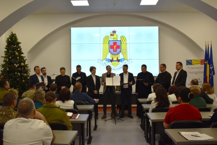 Vedere a auditoriului și a decorului festiv în timpul concertului de colinde la Spitalul Militar Sibiu