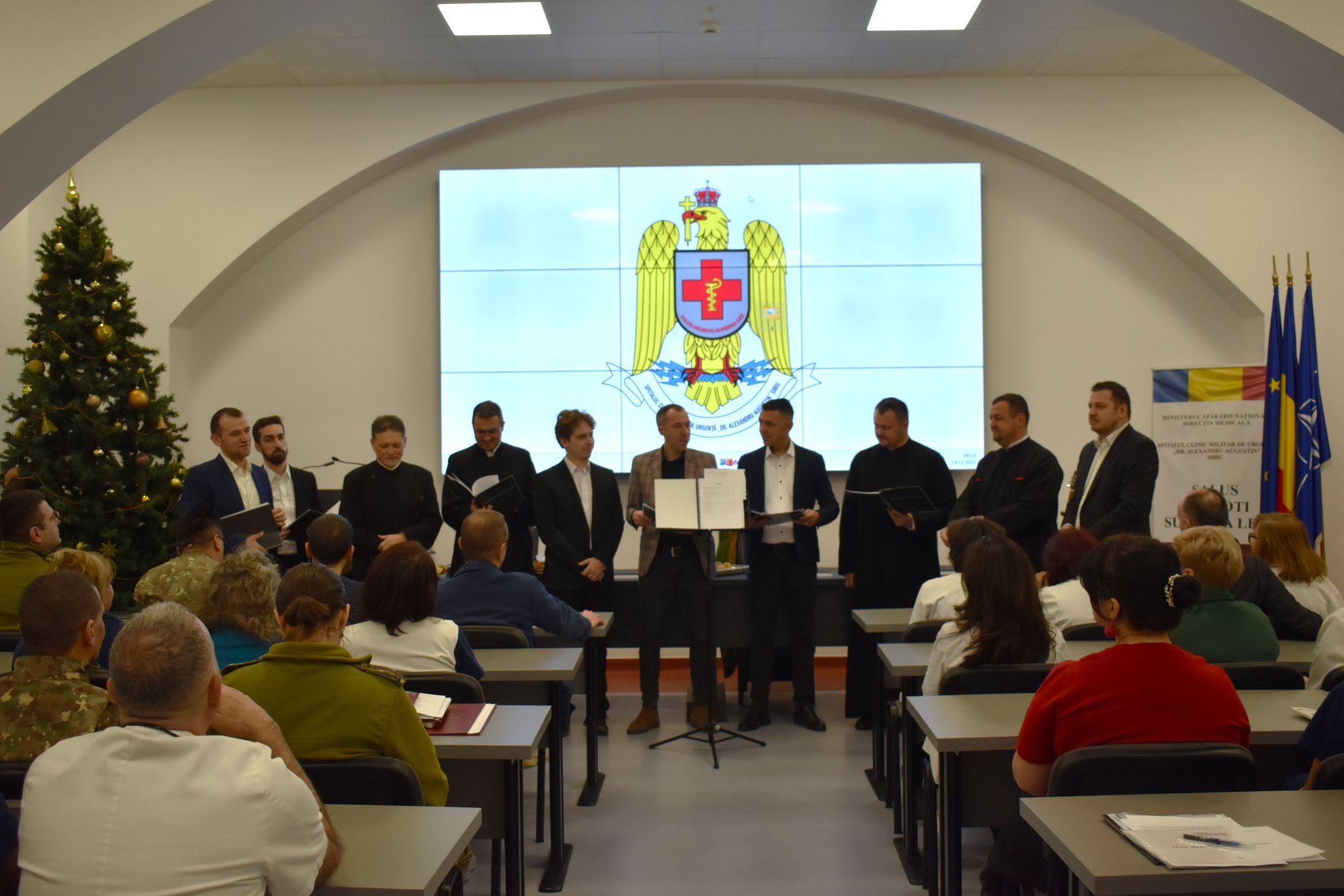 Vedere a auditoriului și a decorului festiv în timpul concertului de colinde la Spitalul Militar Sibiu