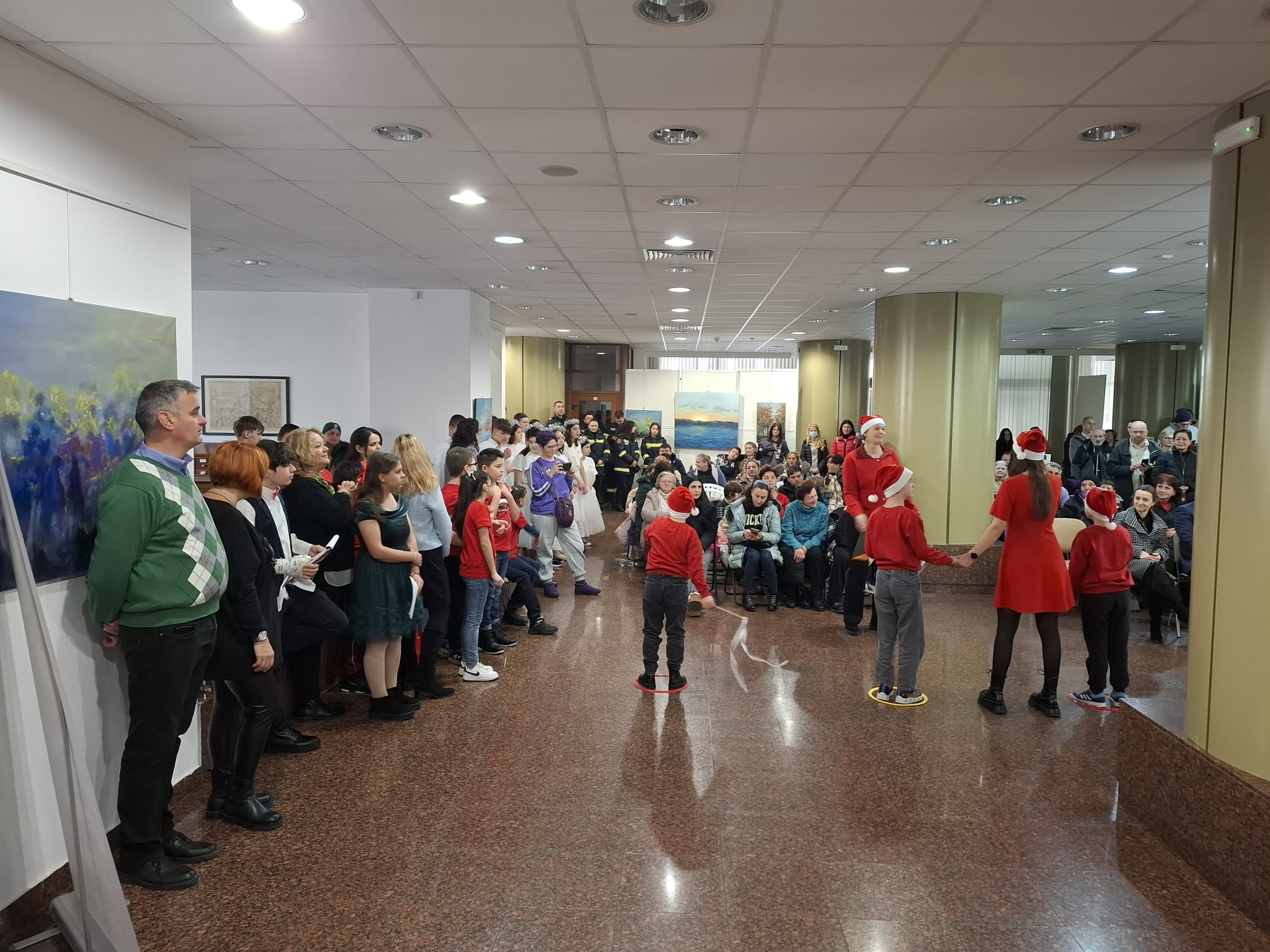 Decor și atmosferă festivă la evenimentul de Crăciun organizat de Consiliul Județean Sibiu