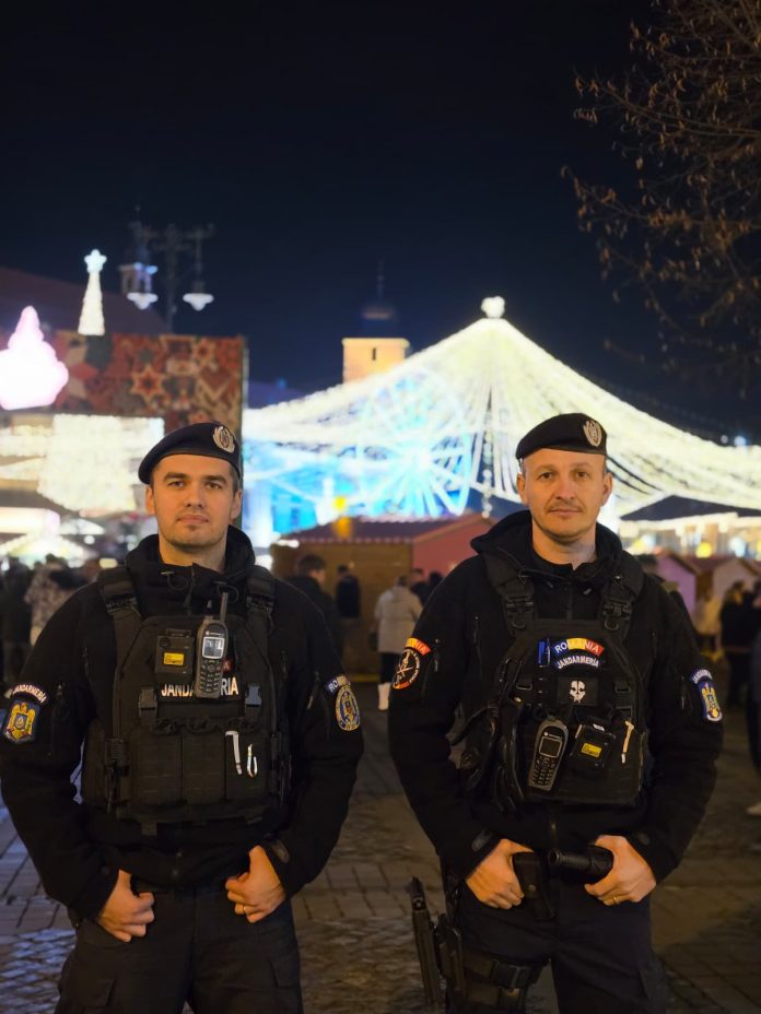 Patrulă a jandarmilor sibieni pe un versant înzăpezit, asigurând siguranța turiștilor