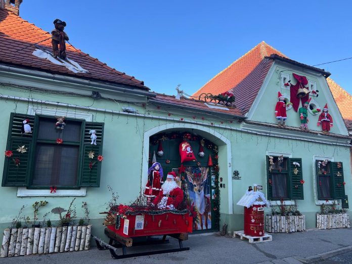 Piața Mare din Sibiu decorată pentru sărbători, cu tâmplă și iluminat festiv în Orașul de Jos