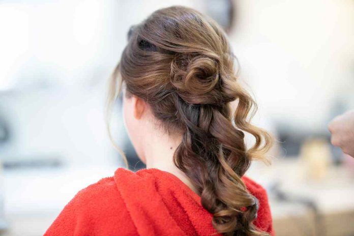 Femeie ce utilizează peria rotativă pentru a obține coafură cu bucle spectaculoase ca la salon