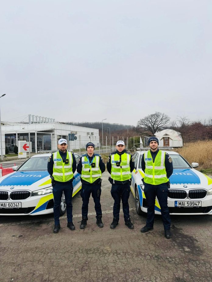 Echipaj de poliție rutieră oprește un autovehicul pentru control în cadrul operațiunii RELEU