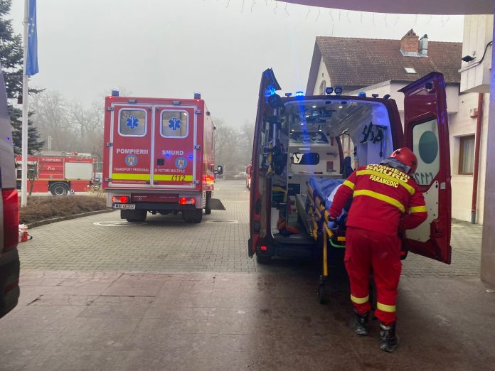 Echipa de intervenție inspectează zona prăbușirii tavanului de la Hilton Sibiu