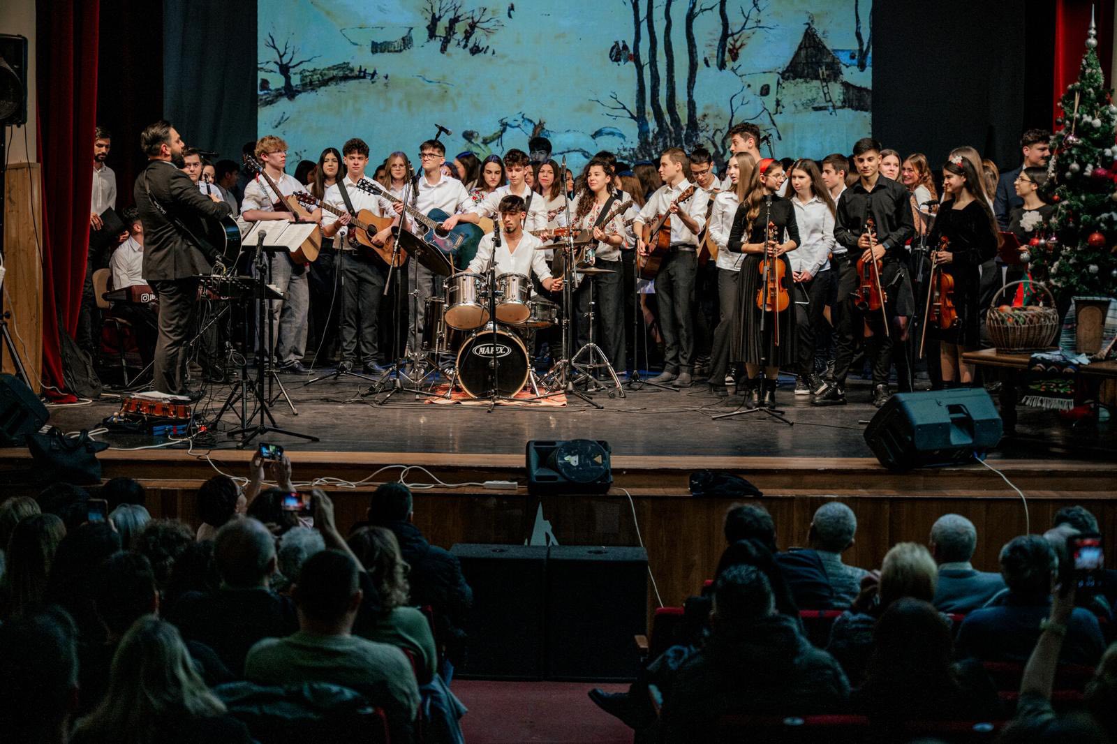 Elevi și profesori la concertul de colinde caritabil Mediaș, în sala festivă