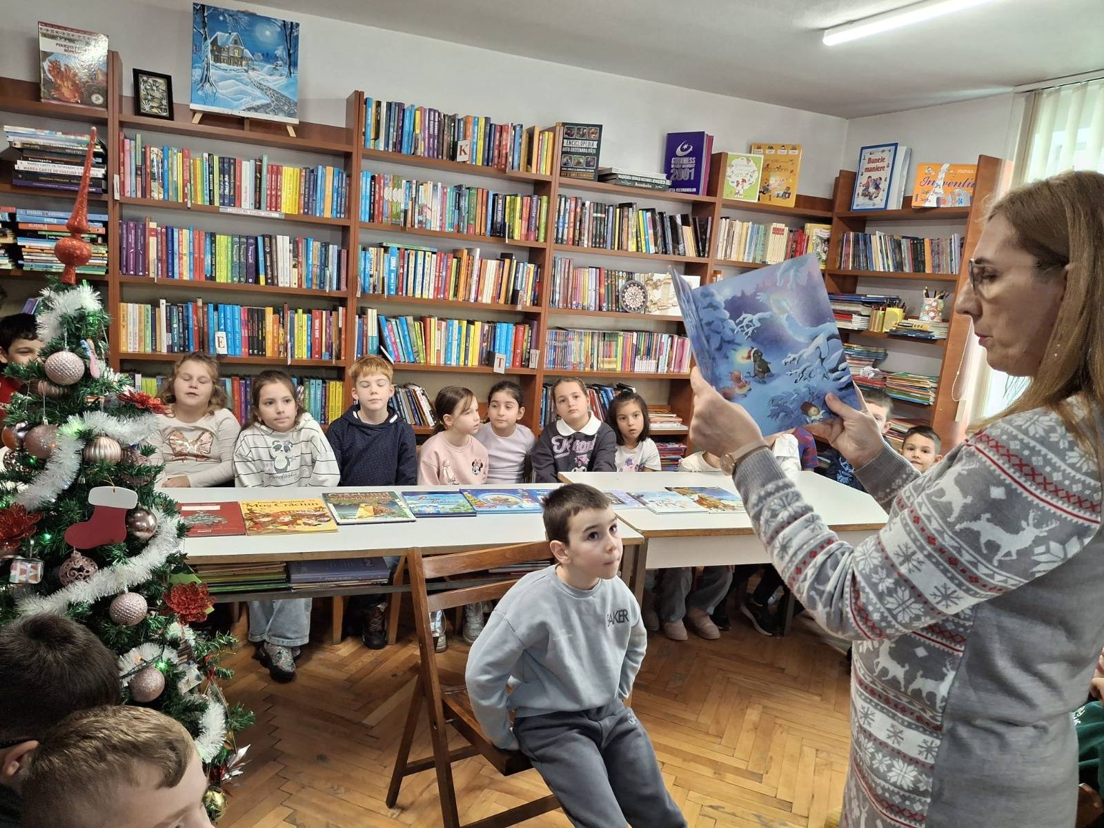 Participanții la activitățile de Crăciun pentru copii în Biblioteca Astra, Sibiu