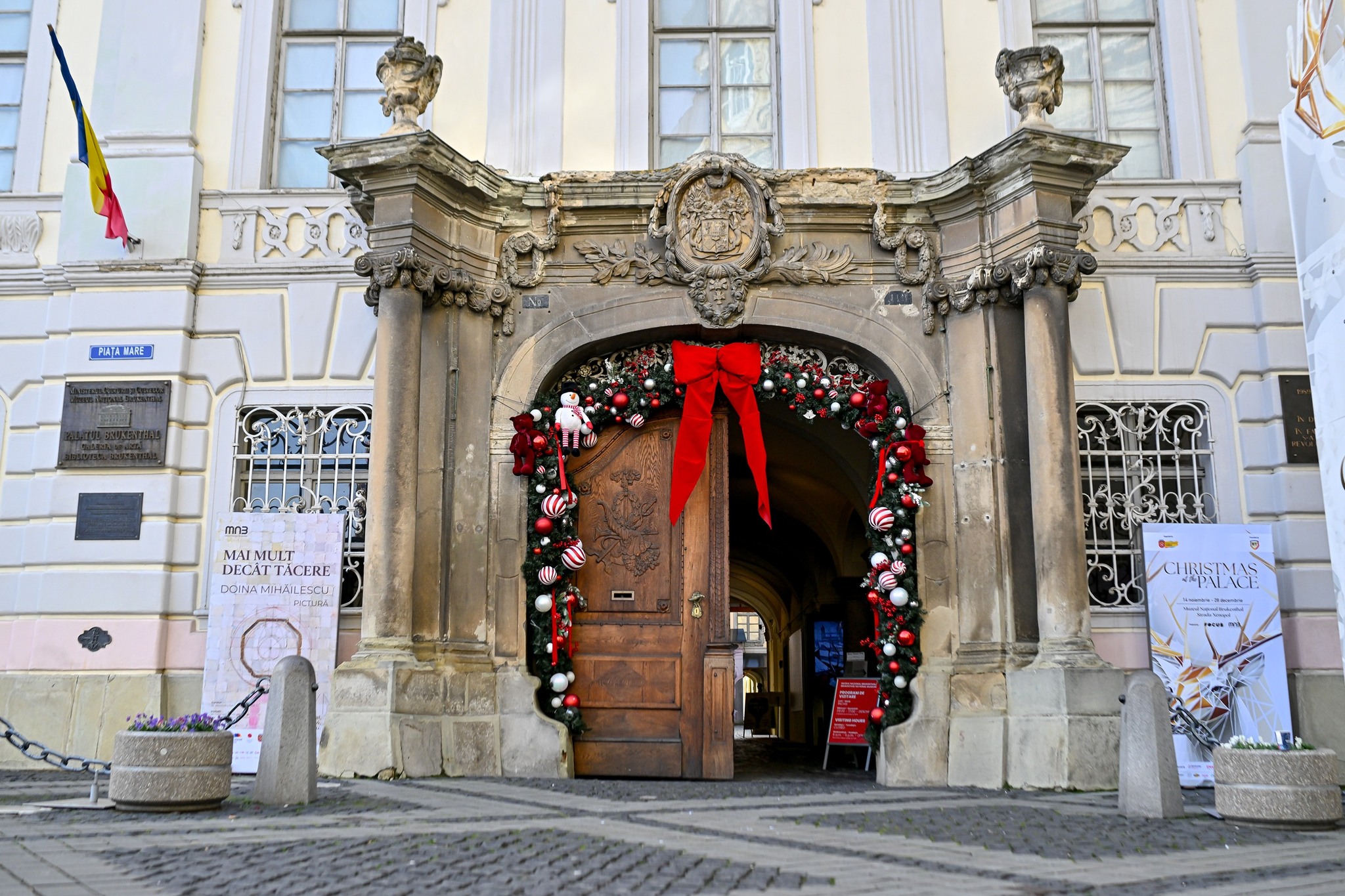 Muzeul Brukenthal program sărbători, fațada clădirii istorice din Sibiu