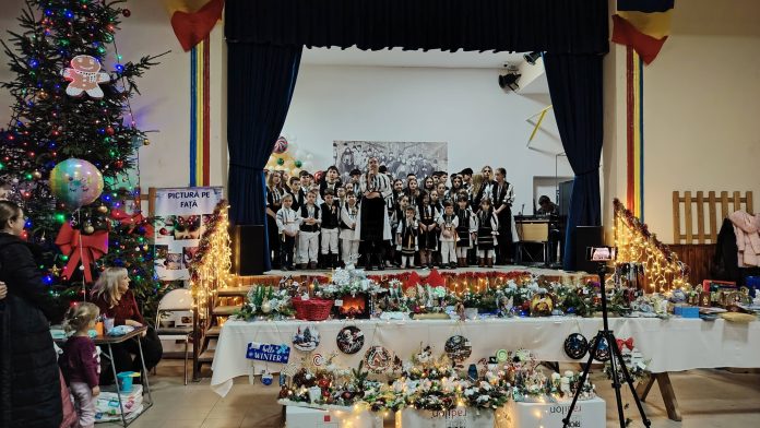 Copii participând la activități festive în aer liber la Târgul de Crăciun din Sebeșu de Jos