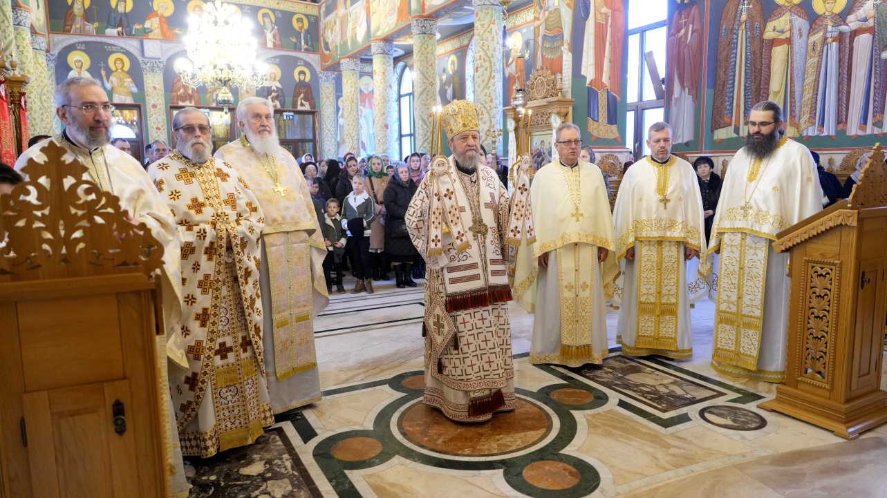 Binecuvântare arhierească în timpul slujbei festive la bisericile din Sibiu înainte de Crăciun