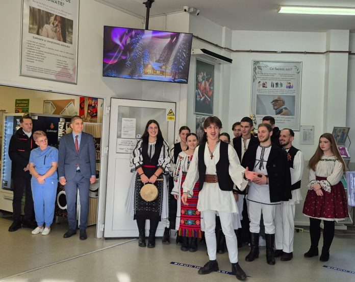 Voluntari și personal medical pregătesc sărbătorile de Crăciun la Spitalul Sibiu