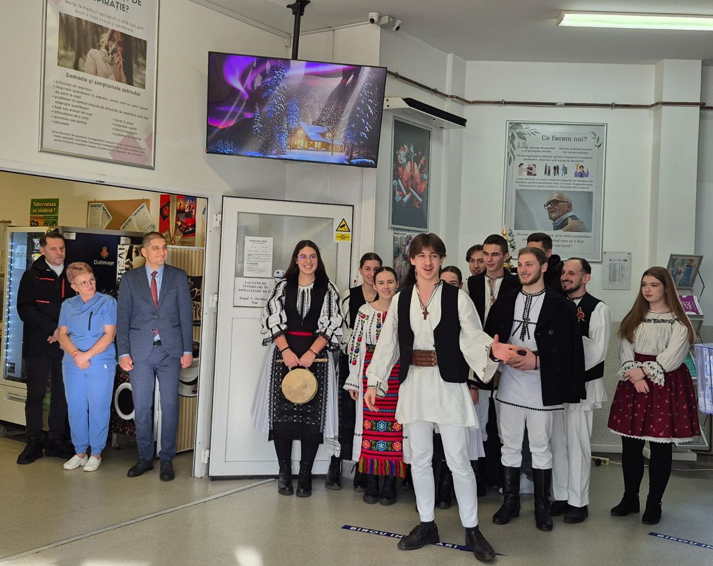 Voluntari și personal medical pregătesc sărbătorile de Crăciun la Spitalul Sibiu