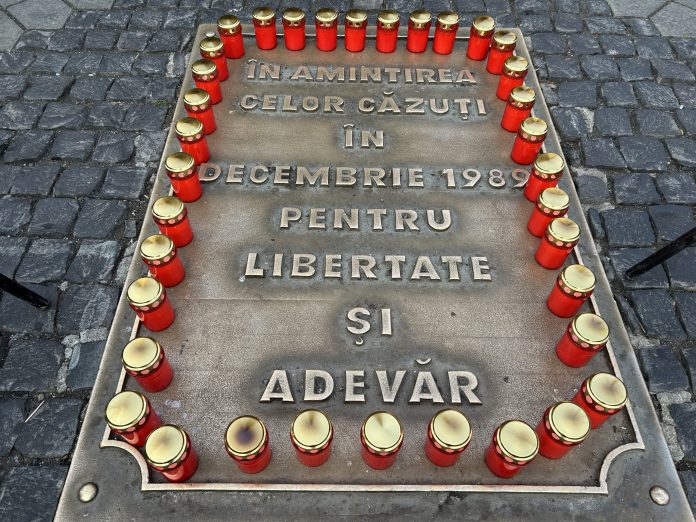 Participanți la evenimentul de comemorare a eroilor Revoluției din Sibiu