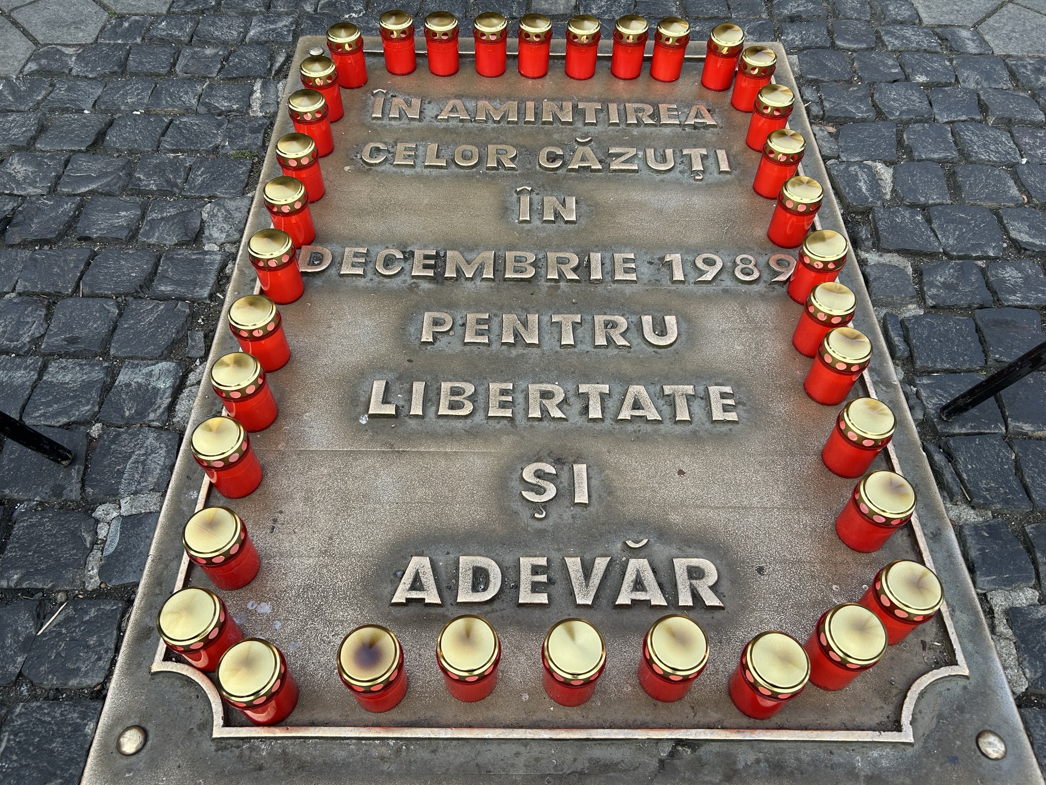 Participanți la evenimentul de comemorare a eroilor Revoluției din Sibiu
