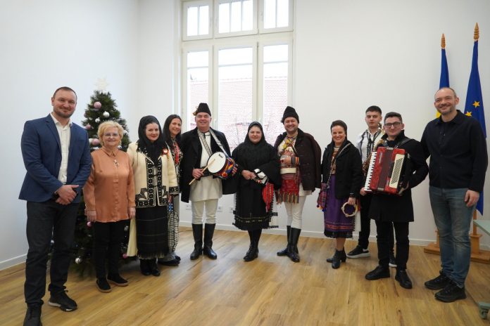 Interiorul Consiliului Județean Sibiu, decorat pentru Crăciun, în timpul unui colind.