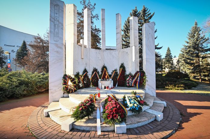 Comemorarea eroilor Revoluției din Decembrie 1989 de către Primăria Sibiu, cu participanți și coroane de flori