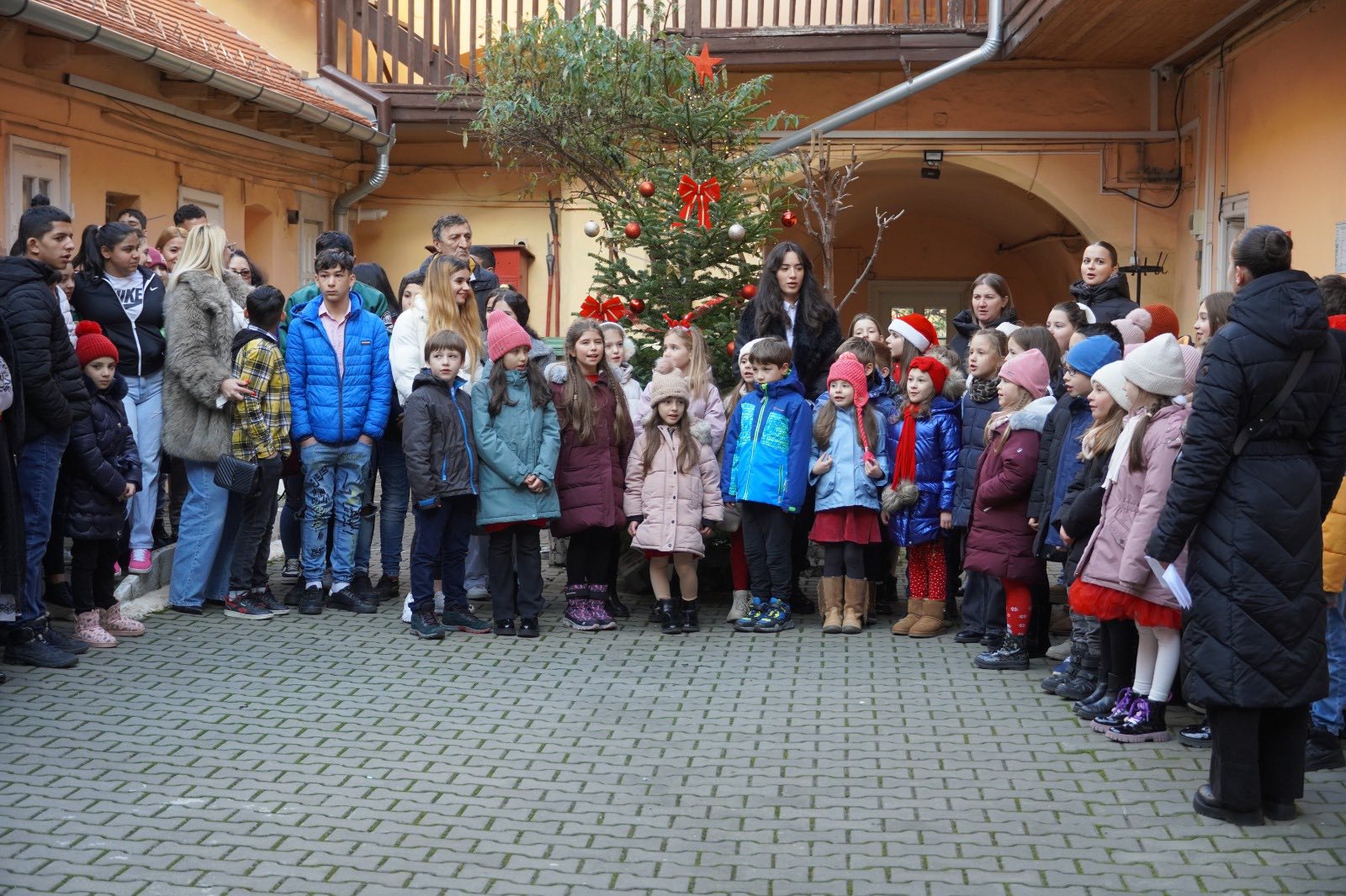 Copii și reprezentanți DGASPC Sibiu sărbătoresc Crăciunul cu bucurie și dăruire comunitara