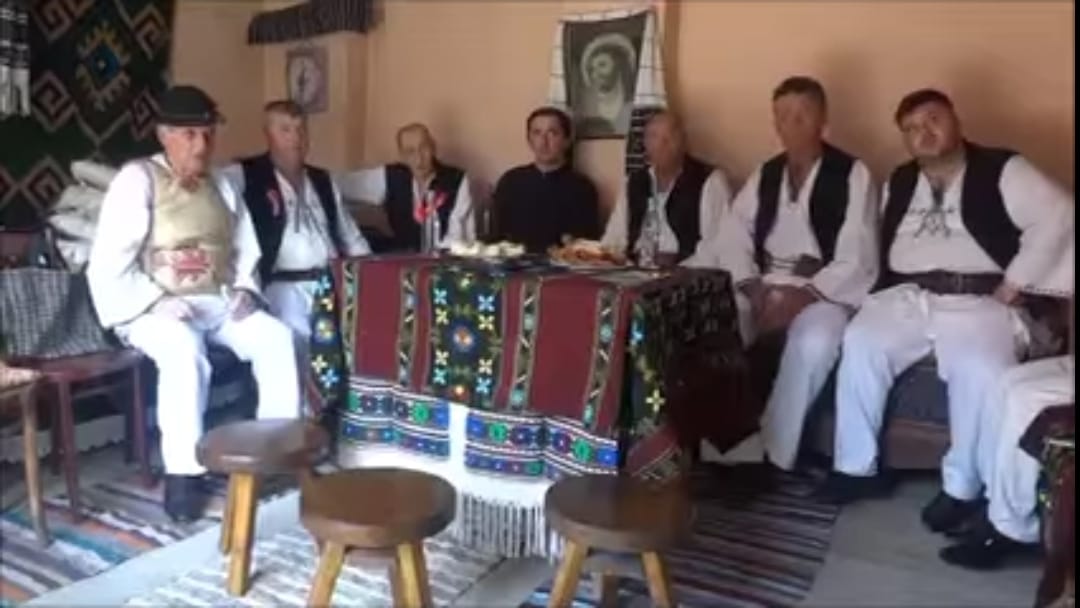 Centrul Creației Junii Sibiu organizează colindat tradițional la Săcădate, evocând atmosfera de odinioară
