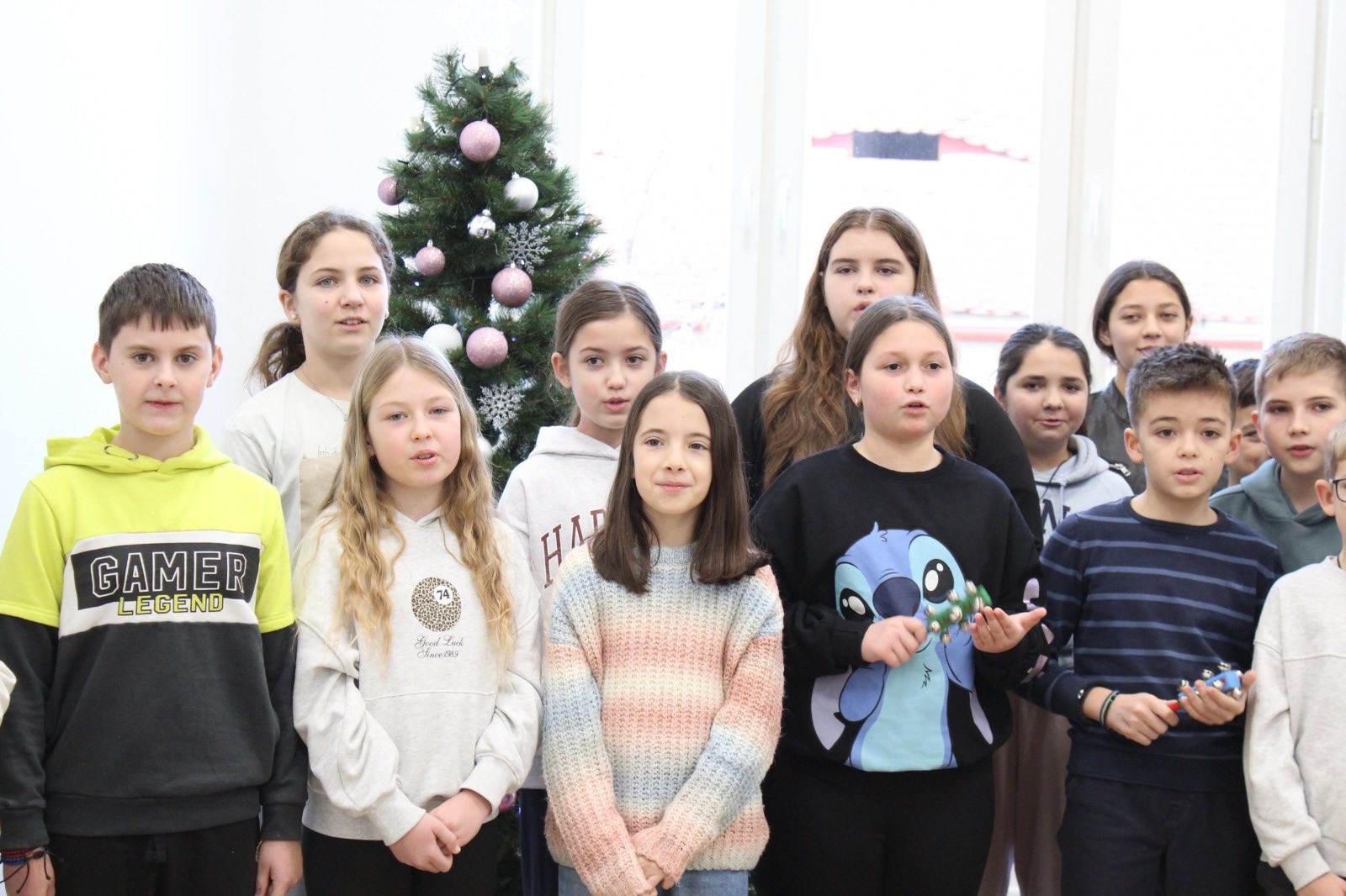 Colindători din Sibiu, bărbați și femei în costume populare, în timpul unei interpretări