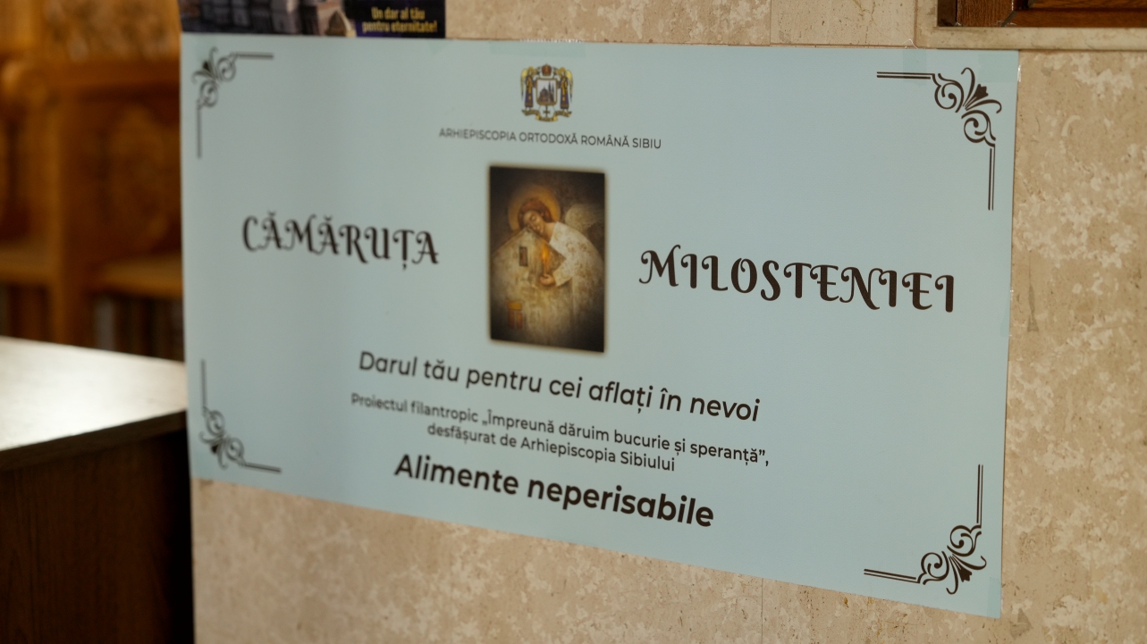 Voluntari Arhiepiscopia Sibiului asamblând pachete alimentare pentru sărbători