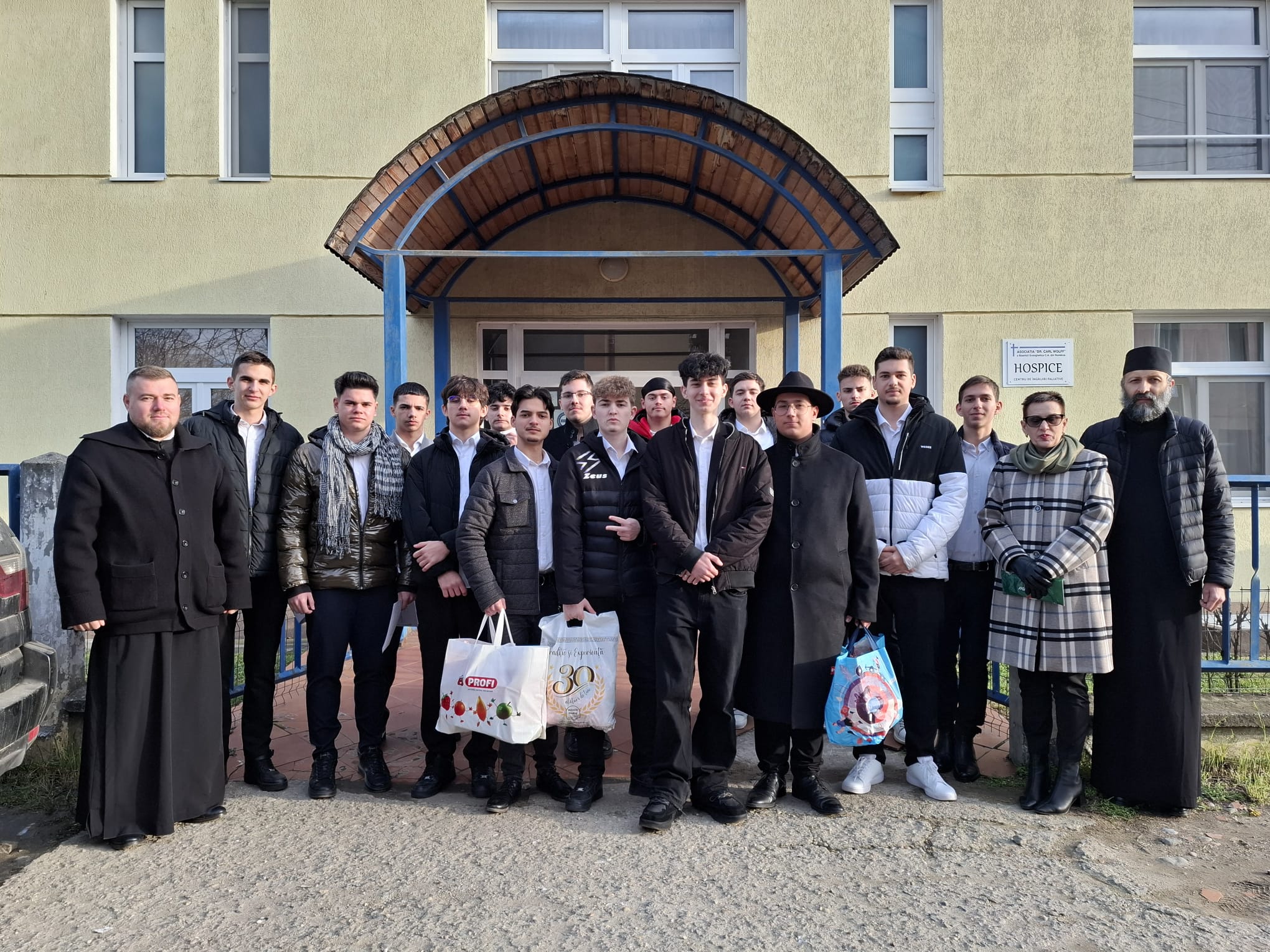 Colindători de la Liceul „Carol I” cântă pentru pacienții din Căminul Spital „Carl Wolff” din Sibiu.