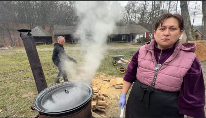 Prezentare a ritualului pomana porcului la Muzeul ASTRA, cu mese tradiționale și preparate din carne de porc.