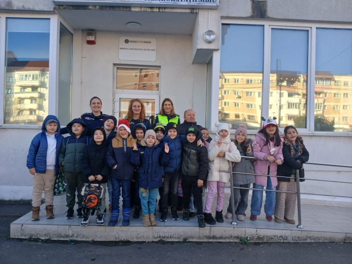 Un grup de copii în fața sediului poliției sibiene, în timpul colindului pentru polițiști.