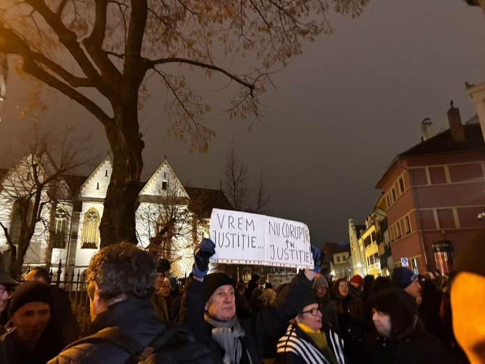 Protest în Piața Huet din Sibiu, cu sibienii cerând reforma justiției.