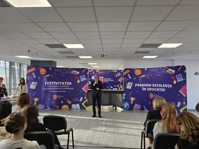 Ceremonia de premieră a elevilor sibieni pentru performanțe la olimpiadele școlare.
