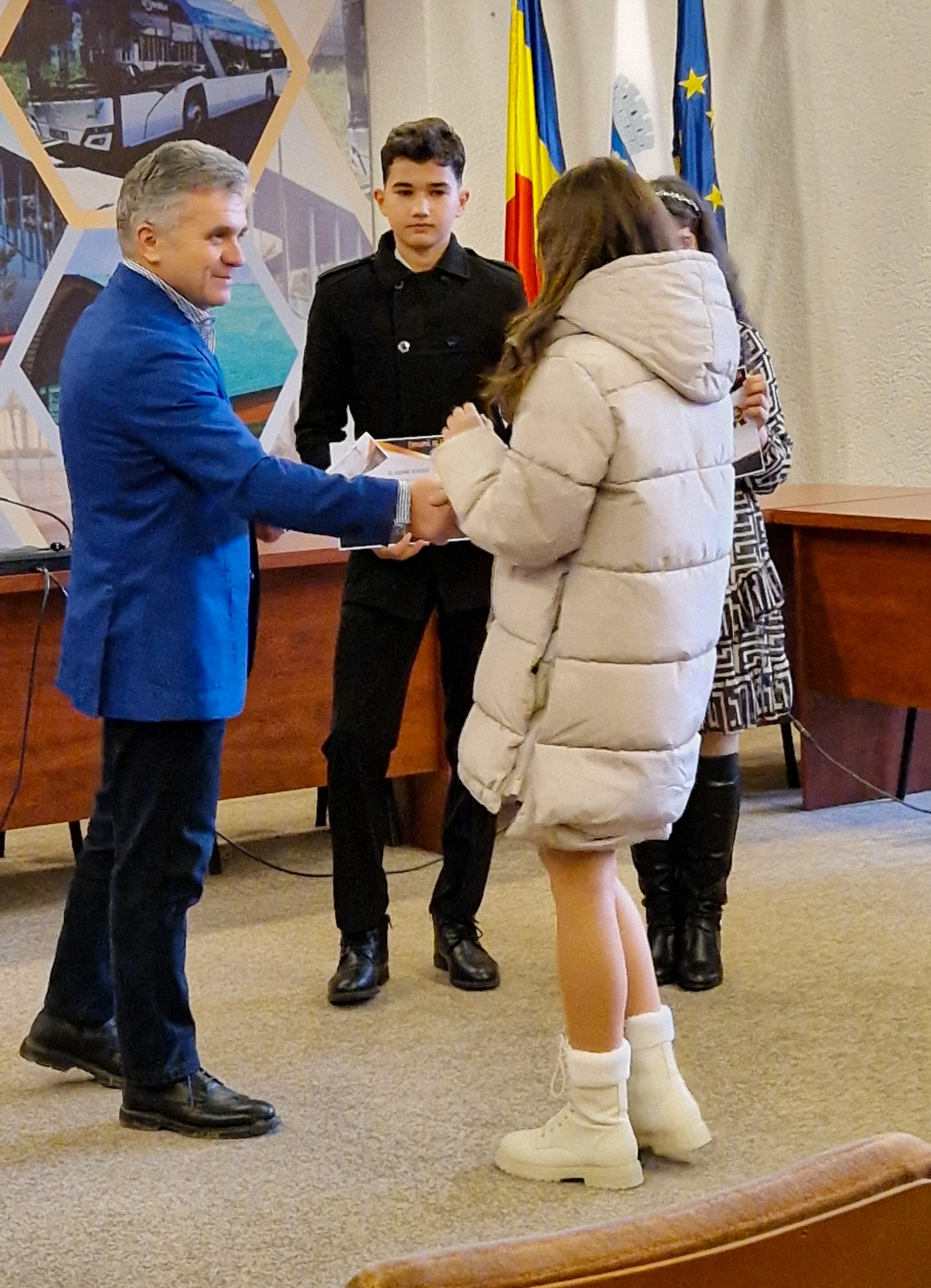 Moment festiv la premierea olimpicilor medieneni, aplauze pentru elevi
