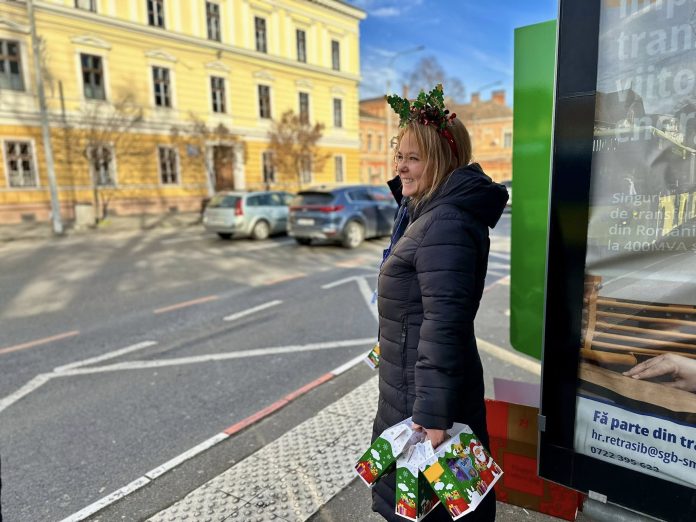 Șoferul unui autobuz Tursib cu o căciulă de Moș Crăciun la volan