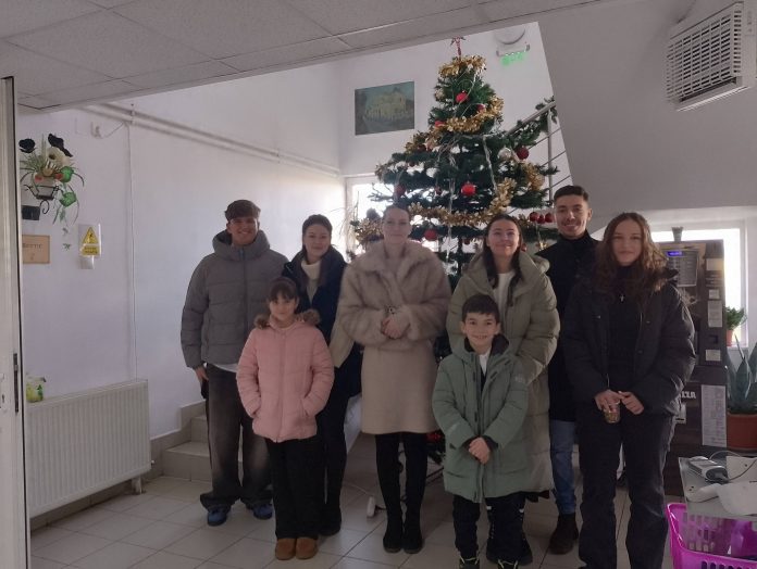 Grup de elevi talentați din Săliște, în timpul interpretării colindului tradițional românesc