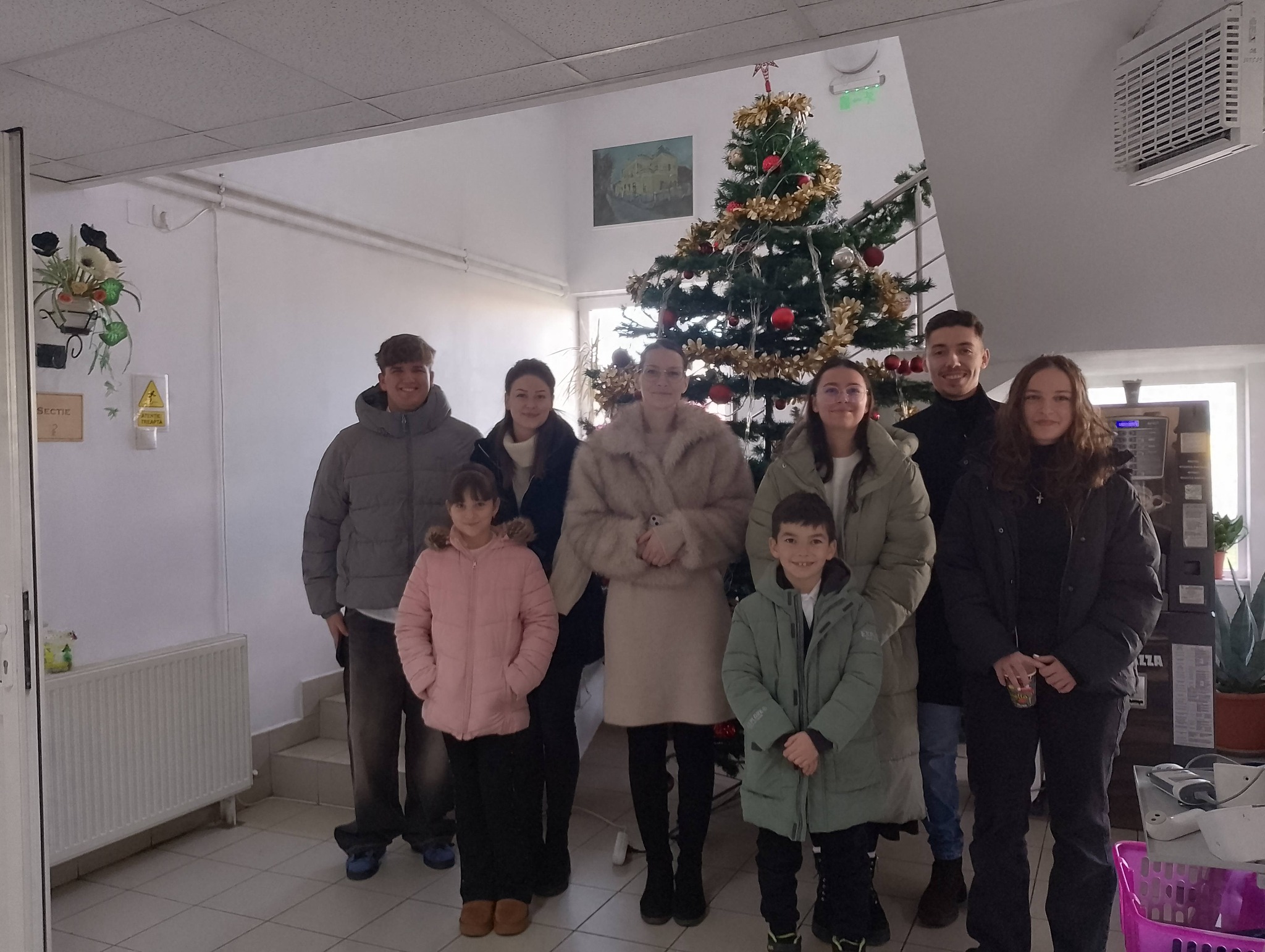 Grup de elevi talentați din Săliște, în timpul interpretării colindului tradițional românesc