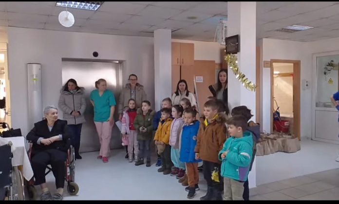 Colinde de copii pentru bunicii din Săliște, pline de bucurie și emoție de Crăciun