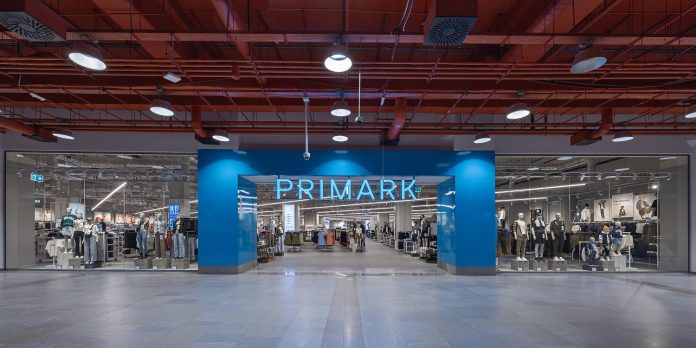 Clienți vizitând noul magazin Primark din Timișoara, România