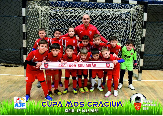 Finalista Cupei Moș Crăciun primește medalia pe podium