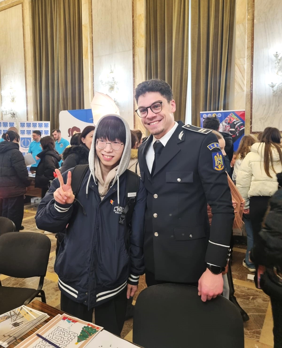 Migranți internaționali ce simbolizează diversitatea culturală și solidaritatea globală
